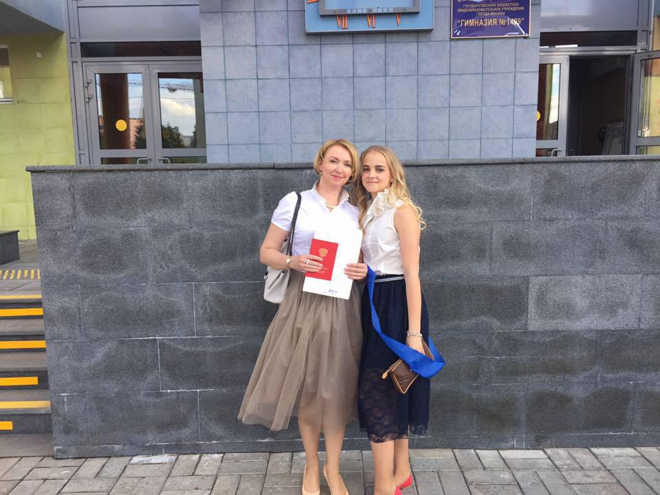 Ирина Гехт с дочерью Галей после вручения школьного аттестата. Фото со страницы Галины Гехт в FB