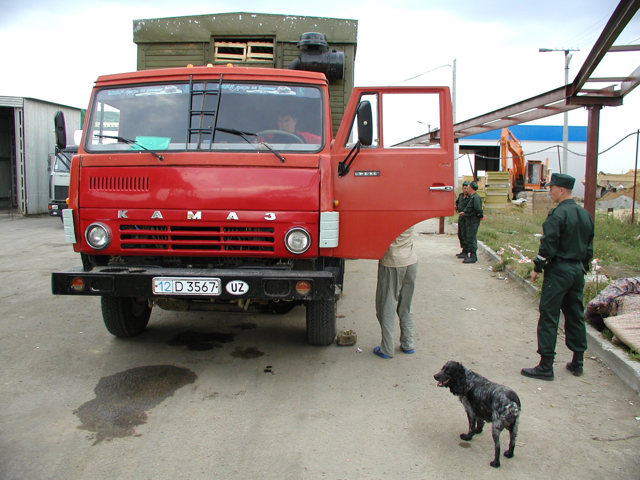 Аза с хозяином на службе - досматривают груз и проводят задержание. Фото из начала 2000-х 