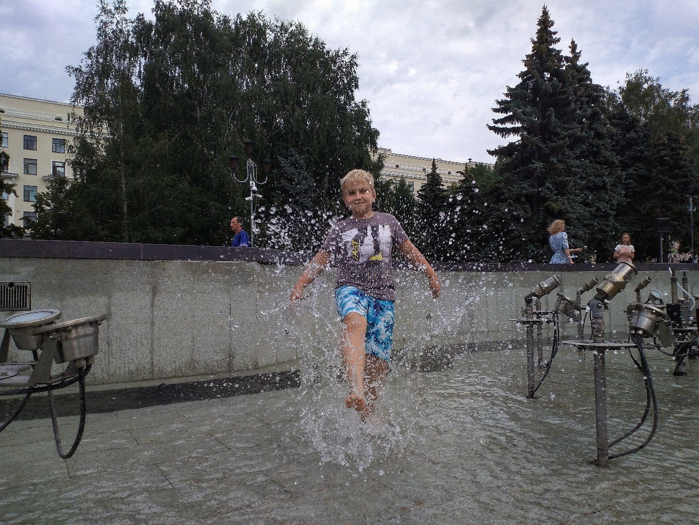 В «Поющий» фонтан на площади Революции воду только набирают, но челябинцев не остановить