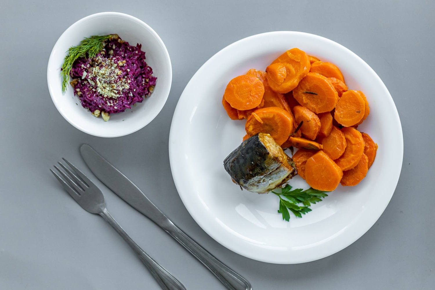 Морковь, запеченая с размаринов, вместе со скумбрией в горчичном соусе и свекольным салатом с грецким орехом. 