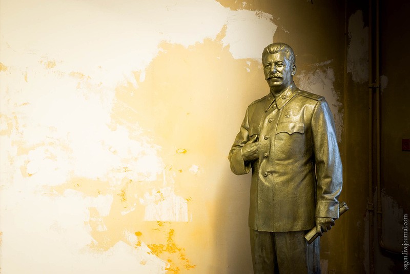В музее ЧЭМК хранится бронзовый Главнокомандующий, некогда стоявший у школы №50 по улице Сталина (сейчас это улица Российская). 