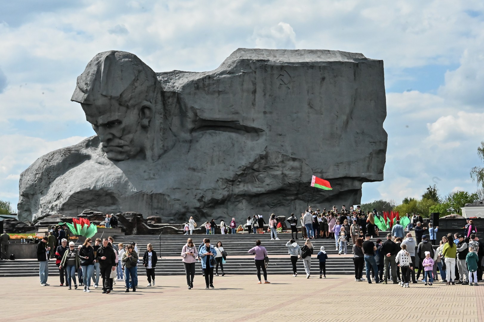 Монумент высотой более 30 метров был воздвигнут под руководством скульптора А. П. Кибальникова в 1971 году 