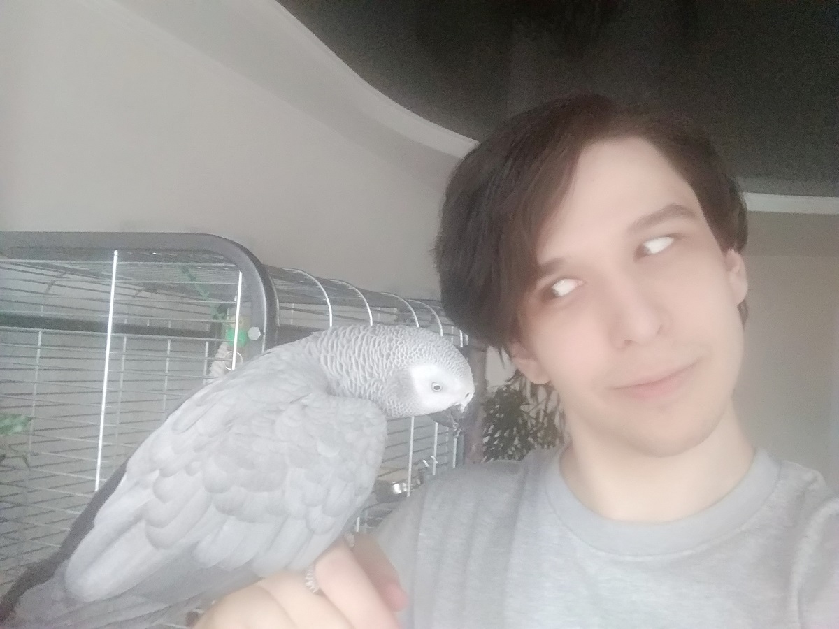Семен с попугаем Тоша.