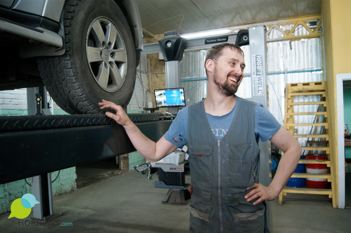 Главный механик сервиса Сергей Юнтер просит называть себя Серго и носит небольшие серьги в ушах. Не слышит с 12 лет