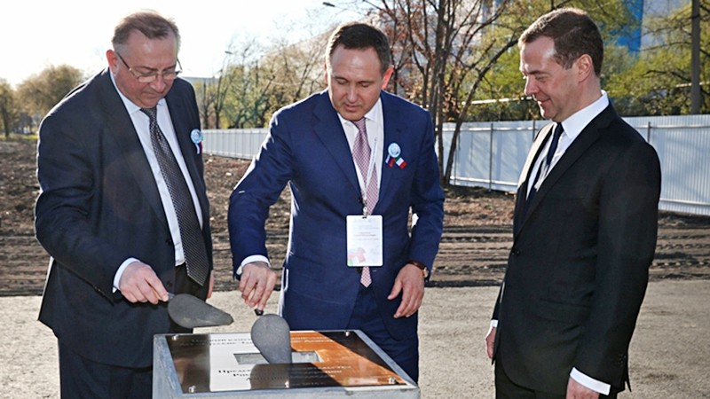 Дмитрий Медведев закладывает фундамент предприятия 