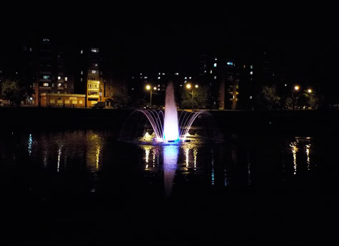 На пруду Девичьи слезы в Ленинском районе установили фонтан 