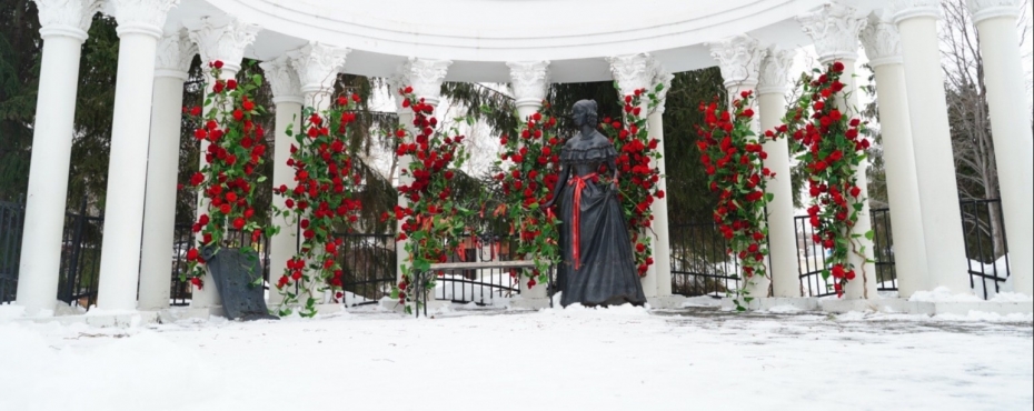 В очередь на фотосессию: в горсаду им. Пушкина ротонду украсили розами