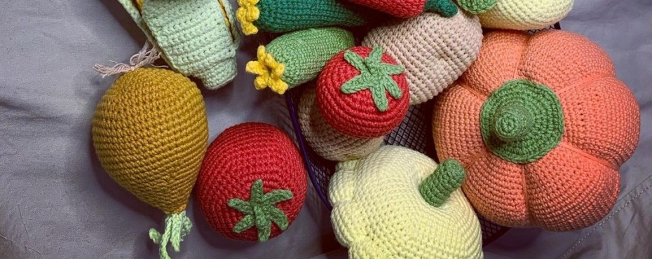 Пряжа вместо пластика: бывший педагог из южноуральского села вяжет «игрушки-развивашки» и продвигает их в Instagram