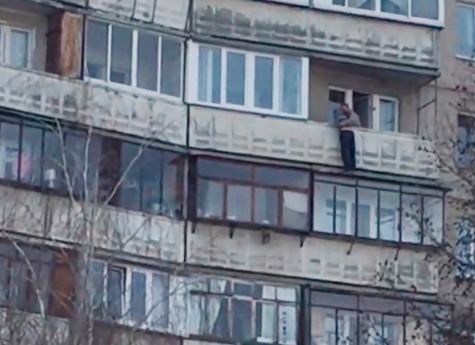 На видео сняли спасение женщины, которая чуть было не упала с 9 этажа 
