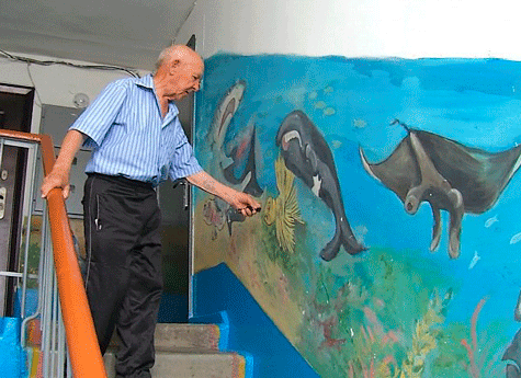 В Копейске пенсионер разрисовал подъезд героями сказок и мультфильмов 
