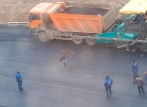 Рабочие, которые делают дорогу в "Парковом", устроили футбольный матч 