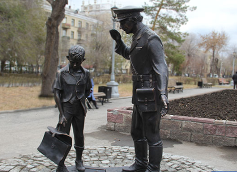 В Магнитогорске установили памятник милиционеру и школьнику
