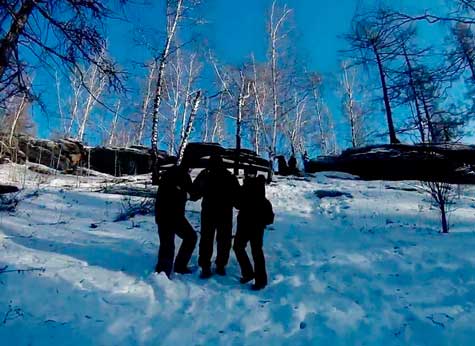 В горах Челябинской области спасли мужчину, который упал в сугроб и не мог подняться 
