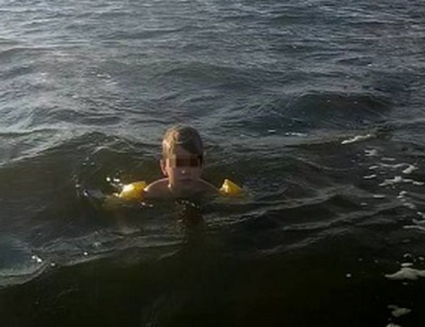 Под Магнитогорском спасли 7-летнего малыша, который на надувном матрасе уплыл в центр озера 