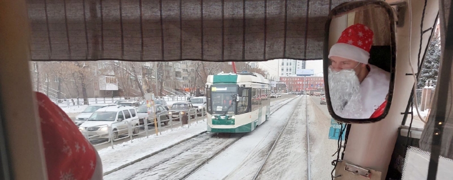 В Челябинске сфотографировали Деда Мороза, который вел 22-й трамвай