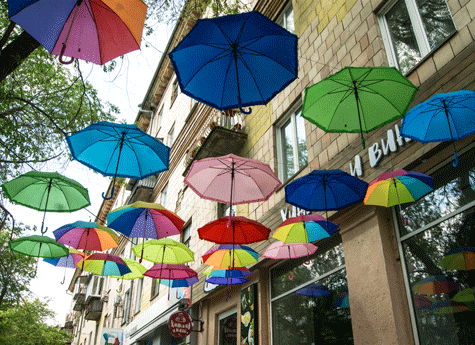 В Челябинске появился арт-объект из 24 зонтиков 