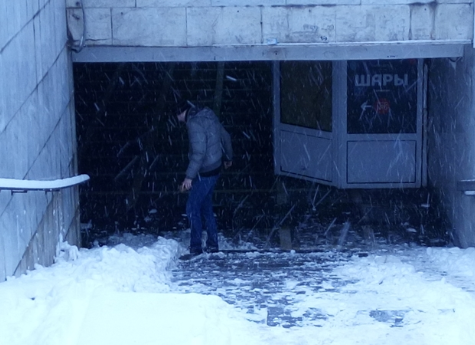 Житель Челябинска не пожалел времени и расчистил ступеньки подземного перехода от снега