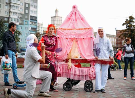 Карнавал колясок: малыши прокатятся по Челябинску в сказочных каретах и космических кораблях