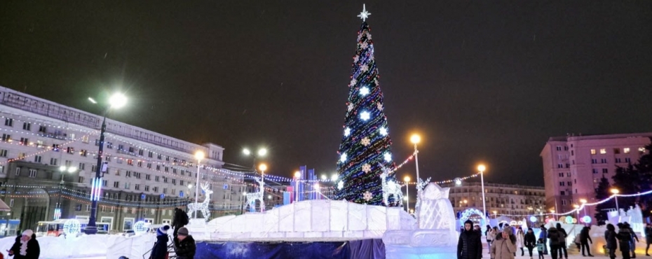 На площади Революции приступили к созданию ледового городка
