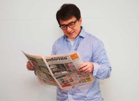 Джеки Чан сфотографировался с газетой "Копейский рабочий"