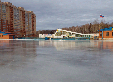 Снега нет, а лед есть: в Челябинске заливают катки 