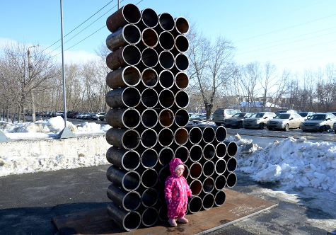 Фэшн-инсталляция из стали: в Новосинеглазово установили огромный мягкий знак из металлических труб
