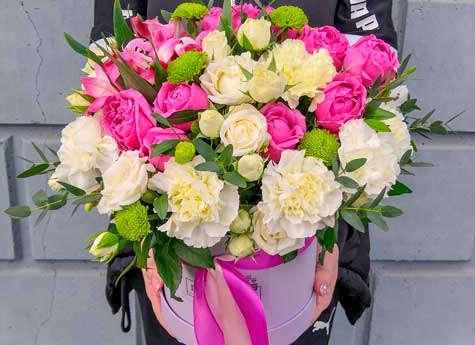 Житель Челябинска решил одарить цветами роддом в День матери 