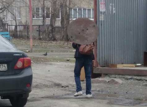 Челябинцев позабавил мужчина с суровым металлическим зонтом