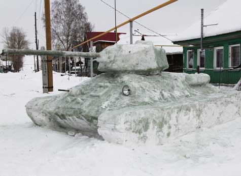 На Южном Урале парни слепили из снега копию танка Т-34 