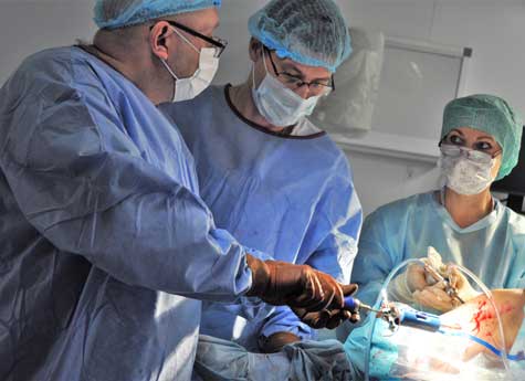 Челябинские врачи провели уникальную операцию по "ремонту" коленного сустава
