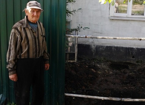 Челябинцы помогают пожилому инвалиду, дом которого топит из-за лопнувшей трубы