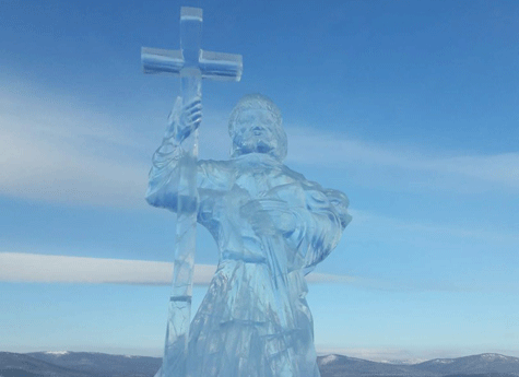 На Тургояке установили огромную ледяную статую Святого Владимира 