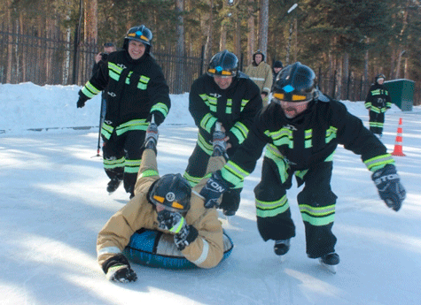 Пожарные в Челябинске устроили битву на льду