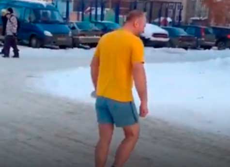 "Горячий" челябинец в тридцатиградусный мороз гулял по городу в шортах и футболке