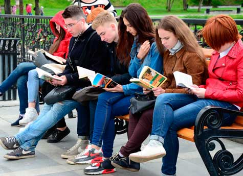 Что читает современная молодежь. Современная молодежь. Молодежь и чтение. Подросток с книгой. Досуг современной молодежи.