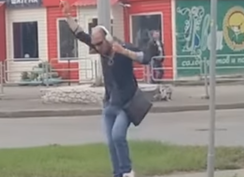 Уральский Челентано: в сети набирает популярность видео с челябинским водителем трамвая, танцующим на улице