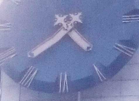 Часы на главной площади Магнитогорска стали мемом в соцсетях