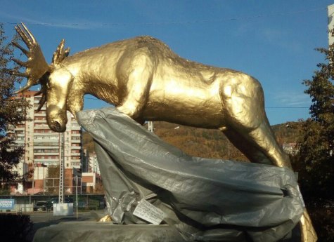 На Привокзальной площади в Миассе появился золотой лось