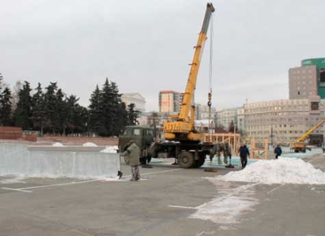 Весна ускорила демонтаж ледового городка в Челябинске