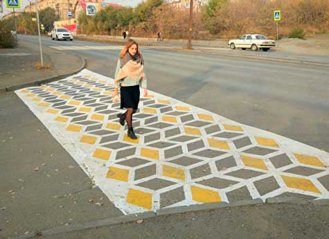В Челябинске нанесли "дизайнерскую зебру" на пешеходном переходе