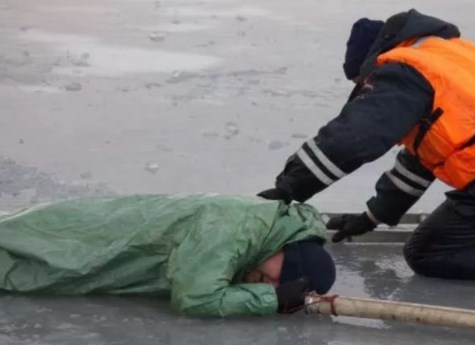 В Челябинской области участковый вытащил замерзающего рыбака с середины реки