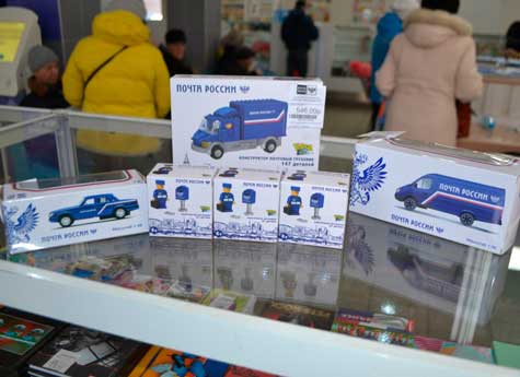 В Челябинске на почте начали продавать игрушечных почтальонов