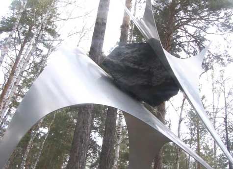 На берегу озера Чебаркуль установили второй памятник метеориту