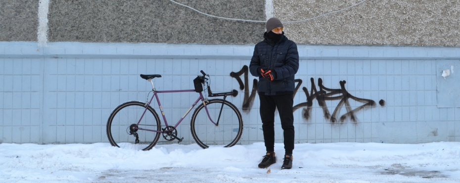 Велодорожки не нужны: житель Челябинска рассказал, как зимой ездит в офис на шоссейном велосипеде