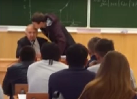 Профессор ЮУрГУ, которого поцеловал студент, простил шутника и теперь его не отчислят