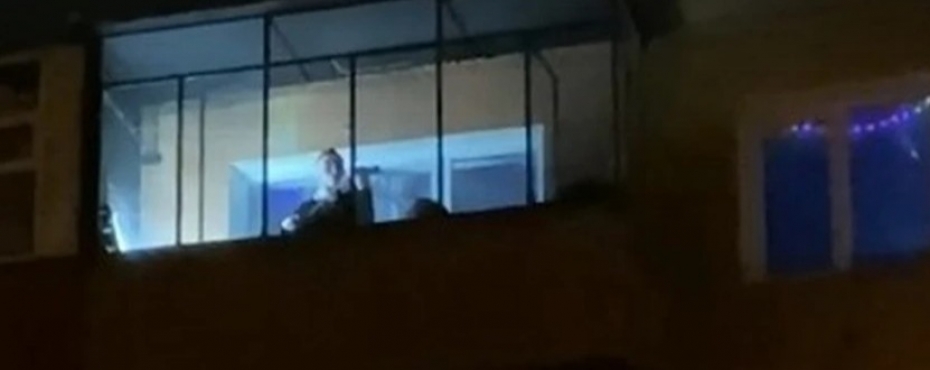 В Челябинске скрипач устроил концерт на балконе в новогоднюю ночь