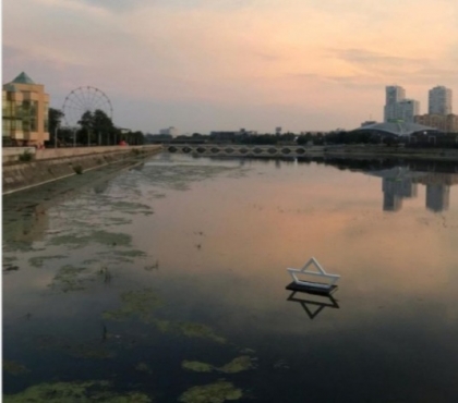 Челябинский кораблик-мэн спустил свой арт-объект на реку Миасс