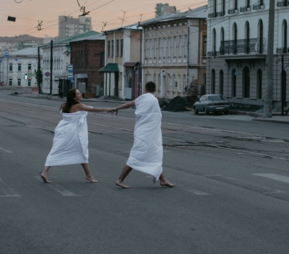 Влюбленная пара из Челябинска устроила фотосессию в одеялах в центре города
