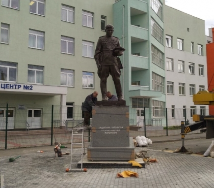В Парковом установили бронзовый памятник воину-освободителю