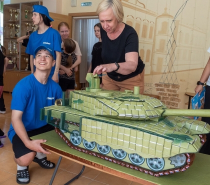Завод ЧТЗ подарил детям танк